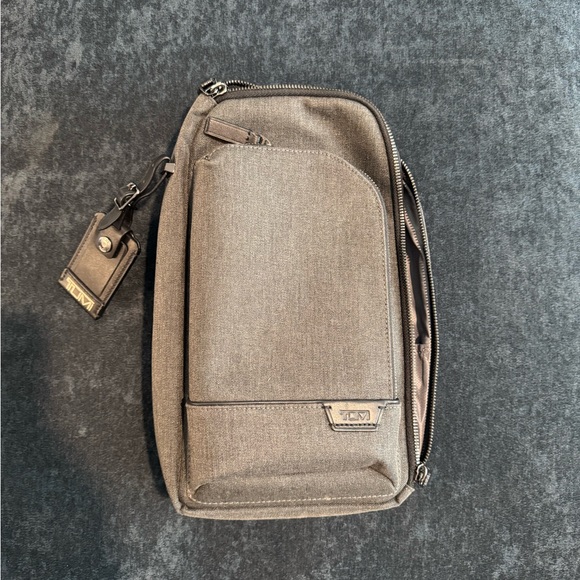 Tumi Gregory sling bag Dark Charcoal
